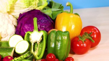 Mavi arka planda çeşitli sebzeler.