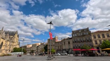 İnsanlar Fransa 'da hareketli bir kasaba meydanının keyfini çıkarıyor.