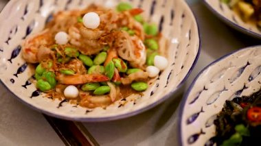 Lezzetli deniz ürünleri hazırlandı ve servis edildi.