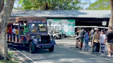 Ziyaretçiler rehberli hayvanat bahçesi turunun tadını çıkarıyorlar