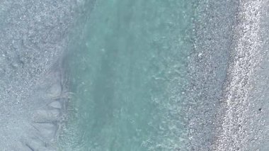 Havadan çekilen görüntüler, yeni Zelanda 'nın Glenorchy kentinin çakıllı kıyı şeridine yaklaşan sakin turkuaz sularını yumuşak doğal ışık altında yakar.