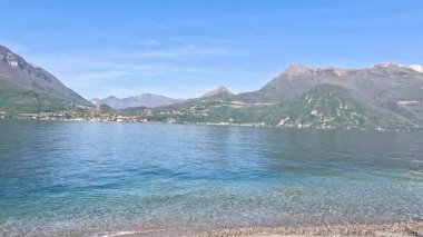 İtalya, Lombardiya 'da sakin sular ve dağlar