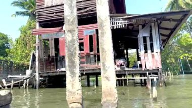 Kanal kenarındaki tahta evde.