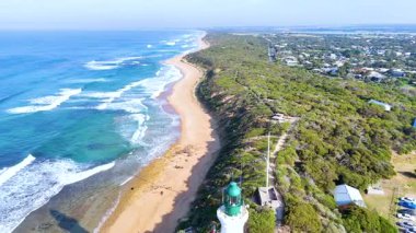 Point Lonsdale 'in sahil şeridine ait hava görüntüleri deniz fenerini, sahili ve okyanusu gün ışığında gösteriyor.