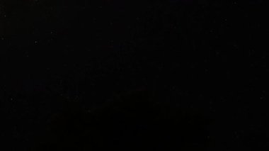 Sönük yıldızlı karanlık gökyüzü