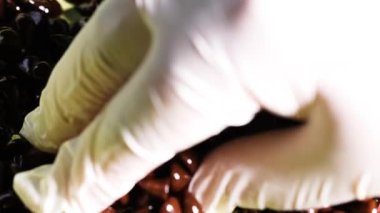 Eldivenli eller çikolata parçacıklarıyla etkileşimde