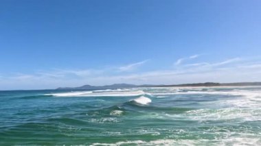 Okyanus dalgaları kıyıya doğru ilerliyor.