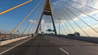 Büyük bir asma köprü üzerinden hızlandırılmış sürüş