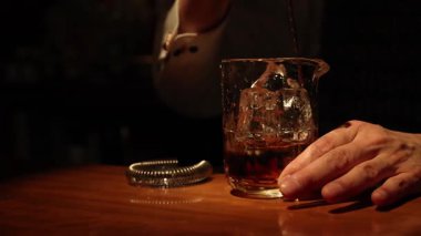 Viskiyi bardakta buzla karıştırma sırası.