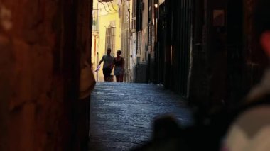 Dar bir sokakta birlikte yürüyen çift