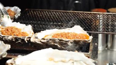 Hong Kong 'da istiridye kızartılıyor.