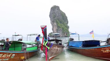 Tekneler manzaralı bir Krabi plajına yanaştı.