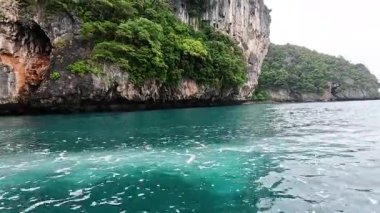 Uçurumları ve turkuaz denizi aşan bir tekne yolculuğu