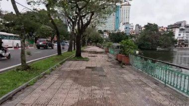 Ağaçlar ve göl manzaralı işlek cadde