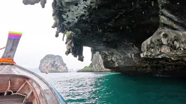 Krabi 'nin baş döndürücü uçurumlarını ve turkuaz denizini keşfediyorlar.