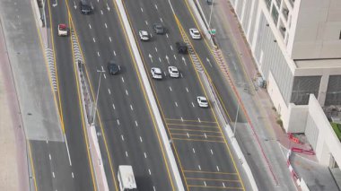 Araçlar Dubai 'de çok şeritli bir yolda ilerliyor.