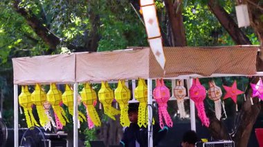 Parkta sallanan enerjik fenerler.