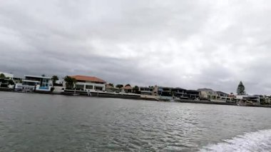 Şehir içinde bir tekne turunun ilerlemesi.