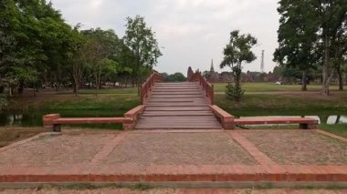 Bir köprüyü geçerek tarihi bir yere doğru ilerleme