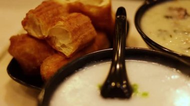 Geleneksel kahvaltıda lapa ve kızarmış hamur.