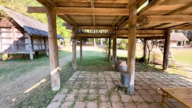 Tayland kırsalında ahşap bir yapı