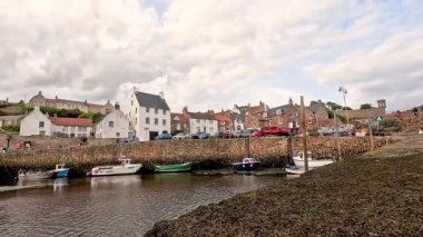 Crail Limanı, Fife, İskoçya 'da tekne manevrası
