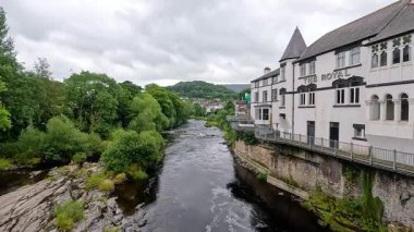 Şehrin içinden tarihi binalar akan nehir.