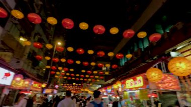 Renkli fenerler hareketli sokak pazarını aydınlatıyor