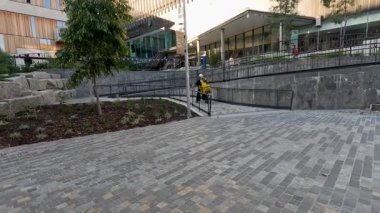 Motosikletli biri şehir rampasından aşağı iniyor.