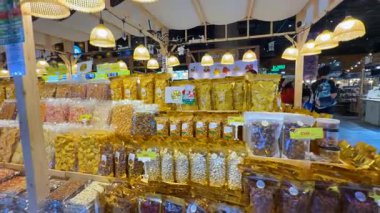 Müşteriler ambalajlı mallarla hareketli tezgahları keşfediyorlar.