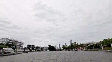 Altın Sahilinin ufuk çizgisini gösteren bir tekne gezisi