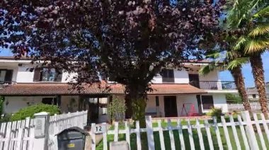 Piedmont 'ta bahçeleri olan iki katlı evler.