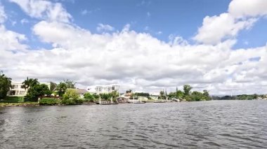 Lüks evleri görünen huzurlu nehir manzarası