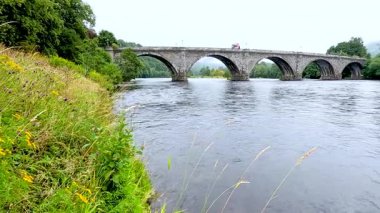 Köprü ve akan nehrin manzarası