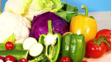 Mavi arka planda gösterilen çeşitli sebzeler