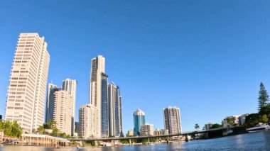 Nehir kenarındaki yüksek binalar berrak gökyüzünün altında