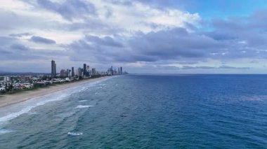 Kıyı şeridi ve şehrin gökyüzü manzarası