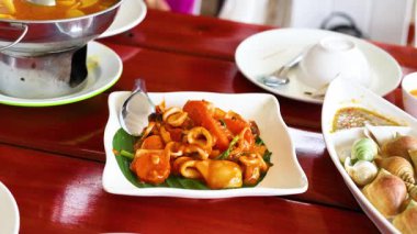 Ao Nang restoranında tuzlanmış yumurtalı kalamar.