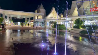 Bangkok Plaza 'da renkli su gösterimi