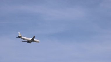 Ticari jet uçağı açık gökyüzüne iniyor.