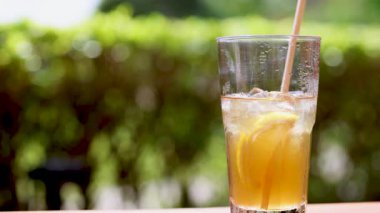 Güneşli açık havada el çırpması buzlu portakal kokteyli.