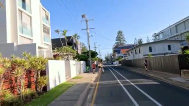 Banliyö yolunda yürüyen ve bisiklet süren insanlar