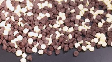 Sergilenen siyah beyaz çikolata parçaları