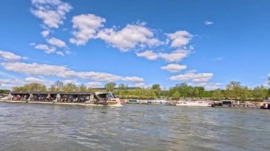 Turist teknesi Seine nehri boyunca ilerliyor.