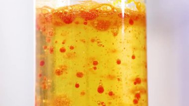 Bilimsel bir deneyde renkli sıvı dinamikleri