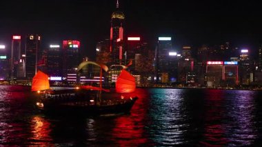 Renkli ışıklar geleneksel bir tekneyi aydınlatıyor