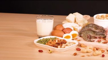 Bir masaya dizilmiş protein kaynaklarının çeşitliliği