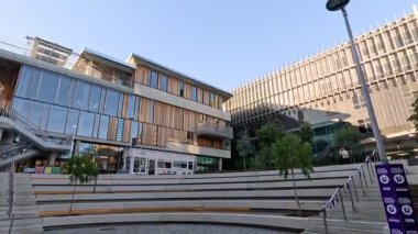 Melbourne 'daki modern üniversite binaları ve çevresi