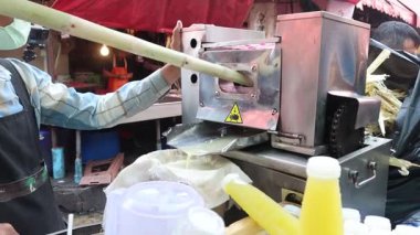 Tedarikçi, ayrıştırmak ve şişelemek için makineyi çalıştırır