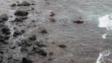 Okyanus dalgaları kıyı kayalarıyla etkileşime giriyor.